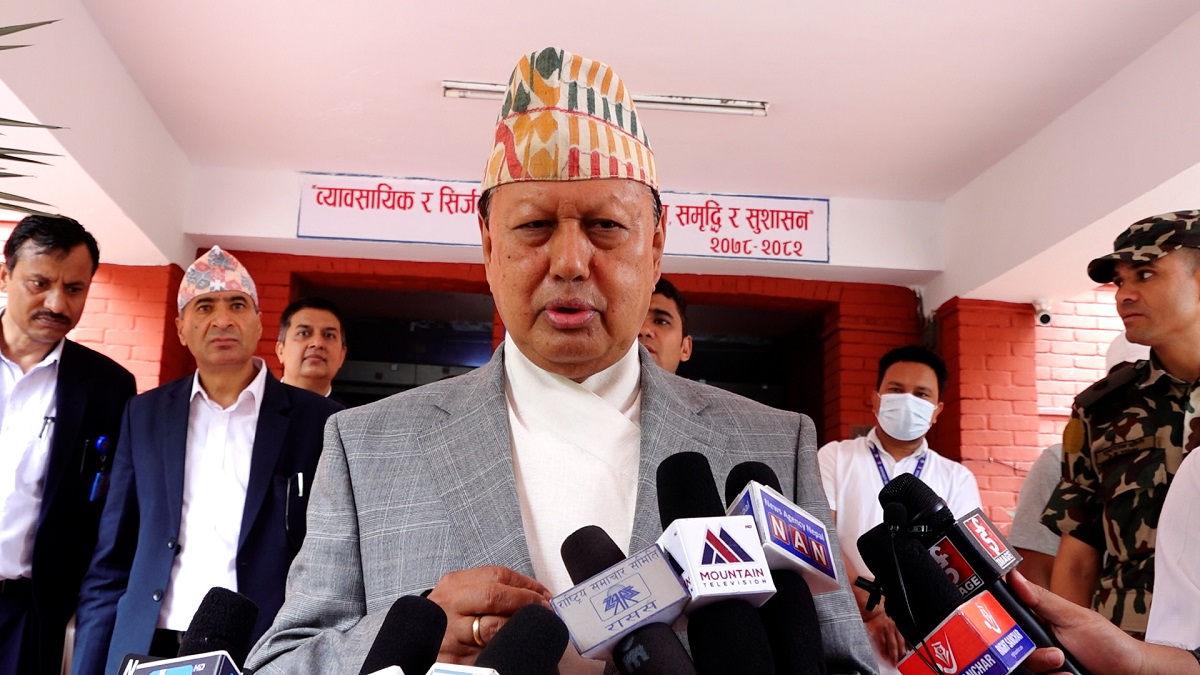 अनुगमनपछि स्वास्थ्य मन्त्रीले भने— फार्मेसी सञ्चालकले चरम लापरवाही गरेको देखियो